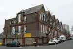 Edificio de ladrillo de Downs Junior School visto desde la esquina de Rugby Road