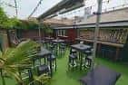 Terraza o azotea exterior acondicionada con mesas altas y calefacción