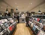 Vista interior de la tienda de discos Resident Music con estanterías llenas de vinilos
