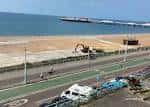 Vista elevada de Madeira Drive, la playa de Brighton y el muelle a lo lejos
