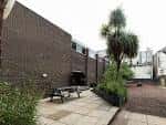 Zona exterior ajardinada o patio del Wagner Hall con mesa de picnic