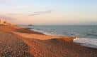 Vista de la playa de guijarros de Hove Lawns al atardecer
