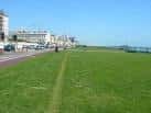 Extensión de césped de Hove Lawns junto al paseo marítimo y edificios residenciales