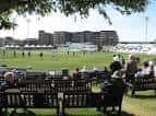 Espectadores disfrutando de un evento en el área de césped del County Ground