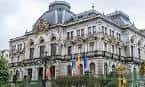 Fachada principal del Palacio de la Junta General del Principado de Asturias en un día nublado