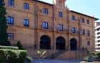 Fachada del Monasterio de San Pelayo con escalinata de acceso y jardines