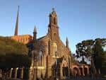 Fachada de la Capilla Pioneer de St Andrew's al atardecer