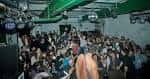 Multitud disfrutando de un concierto en el interior del local de música en vivo