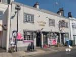 Vista exterior de la fachada de The Caxton Arms en Brighton