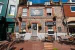 Toma frontal del pub The Druid's Head en Brighton bajo luz solar