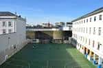 Vista del patio central y campo deportivo rodeado por los edificios del colegio