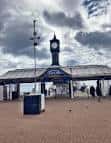Entrada principal del Brighton Palace Pier con la torre del reloj