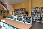 Interior de la sala de documentación con estanterías llenas y mesa de trabajo