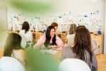 Primer plano de estudiantes interactuando durante una clase de fabricación de joyas