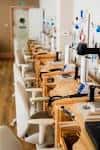 Fila de bancos de trabajo y equipos especializados para la fabricación de joyas en la academia