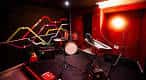 Interior de la sala 'Lock and Rock' con iluminación de neón y elementos musicales