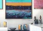 Detalle de una exposición en la galería con pinturas abstractas y objetos de cerámica