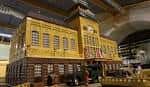 Gran modelo de estación de tren en exhibición dentro del Brighton Toy and Model Museum
