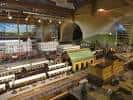 Detalle de la gran maqueta de trenes y edificios en el interior del museo
