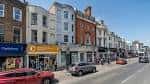 Fachadas comerciales tradicionales a lo largo de London Road en un día soleado
