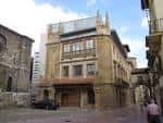 Vista exterior de la fachada histórica del Museo Arqueológico de Asturias