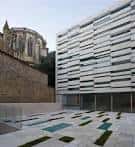 Vista exterior de la fachada moderna y el patio pavimentado del museo