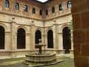 Claustro histórico del museo con arcos y fuente central