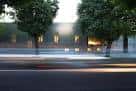 Fachada moderna de la Tenda de Mobles Sirvent al anochecer, con luces interiores visibles y efecto de movimiento en la calle