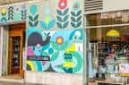 Fachada exterior de la Librería Gil con un gran mural artístico y la entrada.
