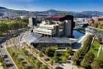 Vista panorámica aérea del Palacio Euskalduna y su entorno urbano junto a la ría