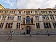 Vista frontal de la entrada principal de la Antigua Escuela de Comercio de Gijón