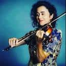Retrato de una violinista tocando su instrumento, posiblemente parte de la programación del club