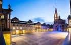 Plaza Central de Laboral Ciudad de la Cultura iluminada al anochecer