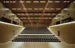 Interior del auditorio principal del Conservatorio con filas de asientos y diseño moderno
