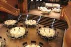 Configuración de banquete en el salón principal con mesas redondas y escaleras de acceso