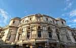 Detalle arquitectónico de la fachada superior del Teatro Arriaga bajo cielo azul