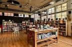 Interior de la librería La Vorágine mostrando estanterías, mesas de exposición y luz natural