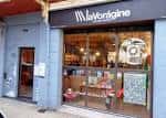Fachada y escaparate de la Librería La Vorágine en Santander