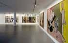 Interior moderno de una sala de exposiciones del Museo Barjola con obras de arte
