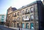 Vista exterior general del edificio histórico del Museo Juan Barjola en Gijón