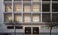 Detalle de la fachada moderna del Centro Cívico Tabacalera con iluminación nocturna