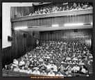 Vista histórica en blanco y negro del patio de butacas y el balcón del Cine Los Ángeles