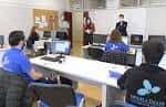 Interior de aula de formación del CEFEM con alumnos en ordenadores y autoridades presentes