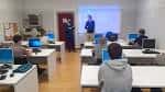Sala de formación especializada en el CEFEM con instructor y estudiantes