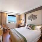 Habitación de hotel con cama doble, decoración moderna y vistas al exterior