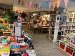 Interior de la librería, mostrando estanterías y decoración festiva con banderines