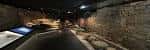 Vista panorámica del pasaje interior del Centro Arqueológico de la Muralla Medieval, iluminado
