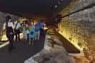 Grupo de visitantes recorriendo el Centro Arqueológico de la Muralla Medieval de Santander