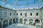 Patio interior acristalado (Claustro) del Parlamento de Cantabria, ideal para eventos
