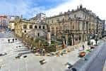 Vista panorámica del edificio del MAS y la plaza circundante en Santander